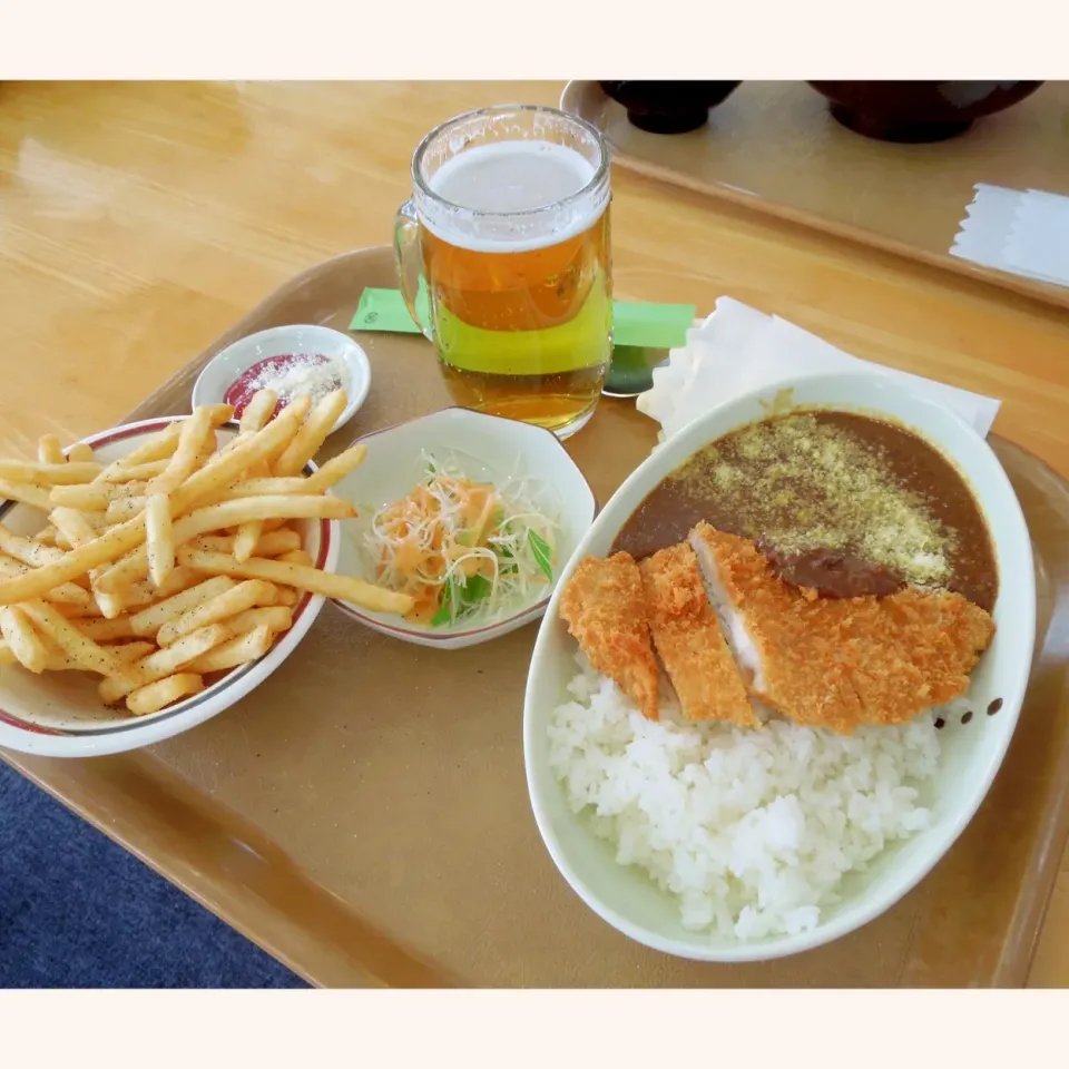 Snapdishの料理写真:キーマカツカレー
山形蔵王スキー場 大森レストラン|Takeshi  Nagakiさん