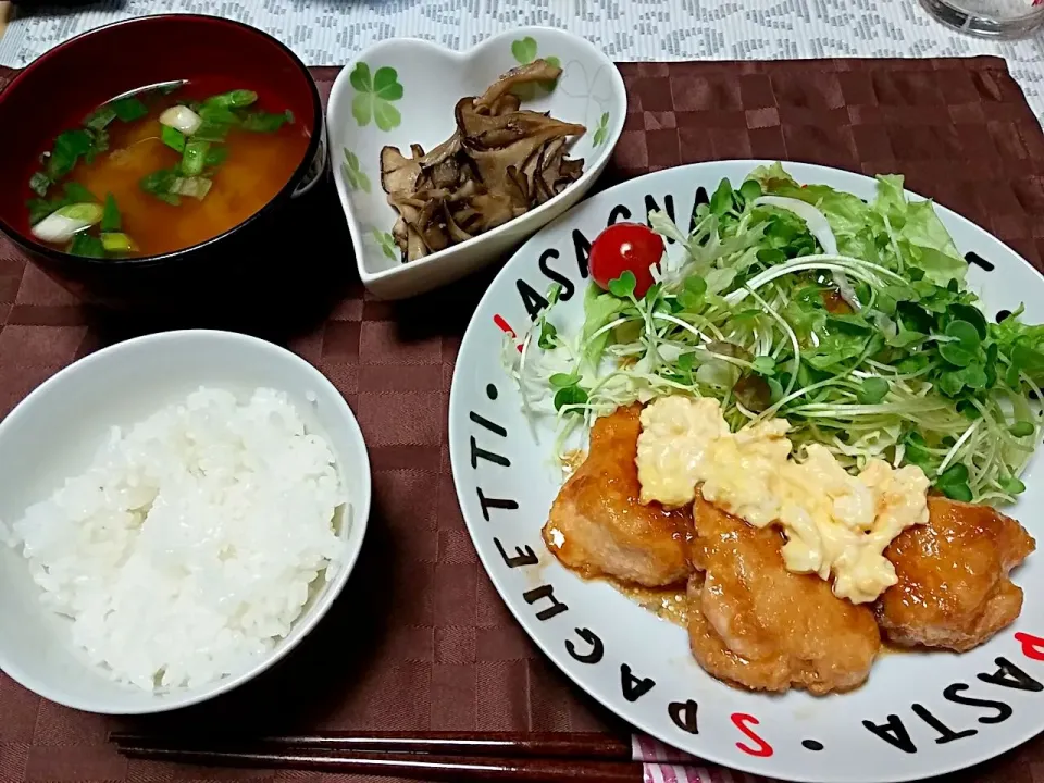 Snapdishの料理写真:チキン南蛮
舞茸のバターポン酢焼き
お味噌汁|かなりんさん