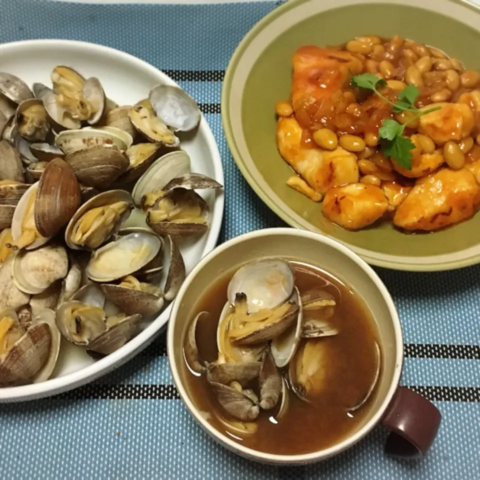 あさり酒蒸し・チキンと大豆のトマト煮込み・あさりのお味噌汁|美也子さん