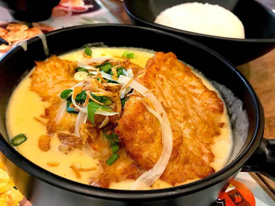 Lemongrass pork cutlet with rice in white curry|Sky Blueさん