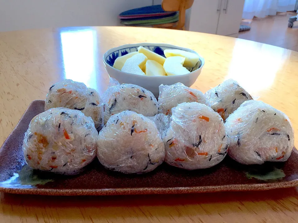 朝ごはん⁽⁽ ◟(∗ ˊદ` ∗)◞ ⁾⁾ツナ炊き込みご飯🍙|ふみぃさん