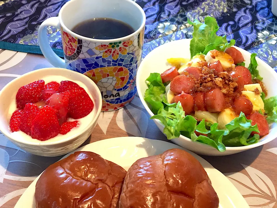 日曜日の朝ごはん
バナナとウインナーソテーとグリーンカールと茹でキャベツのサラダ、黒糖ロール、あまおう添えヨーグルト、珈琲|かよちゃんさん