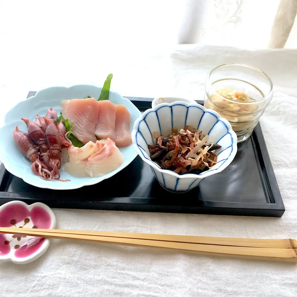 Snapdishの料理写真:春の前菜プレート

鯛とカジキの刺身
釜揚げホタルイカ
つくしの甘辛煮
長芋のめんつゆワサビ和え|papillonloveさん