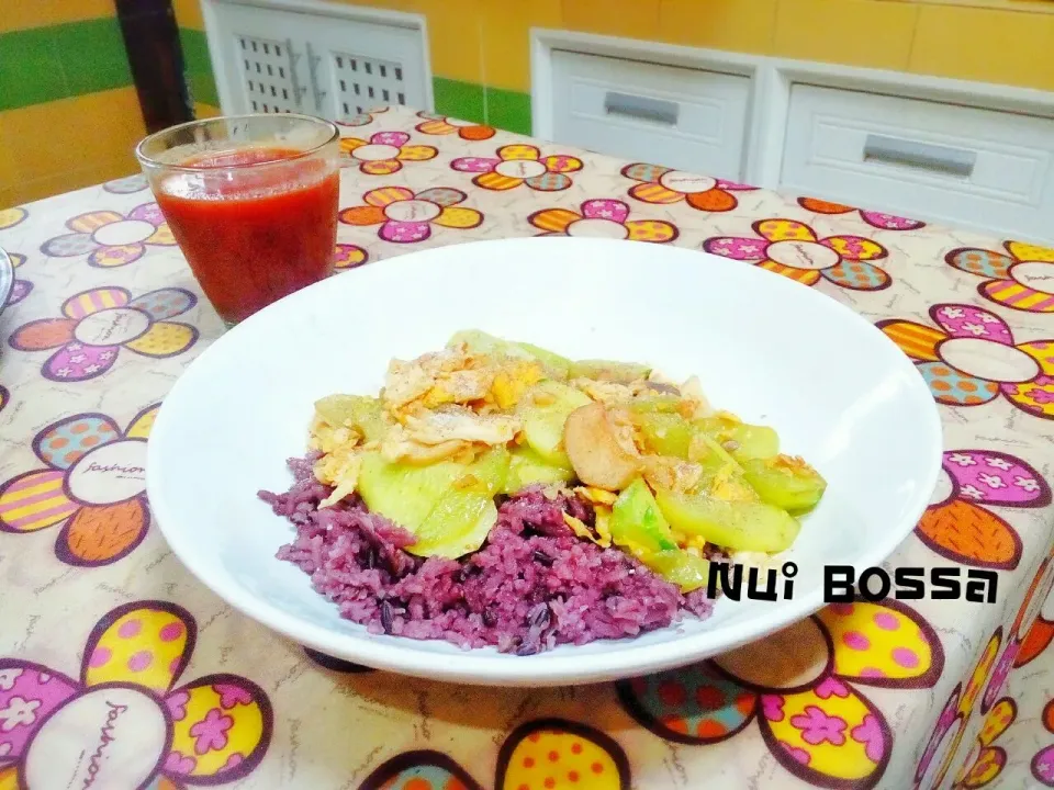 "Stir fried cucumber and mushroom with egg"
"Black jasmine rice"(Thai rice)
"Tomato juice"|nuibossa fb.Nui Bossaさん