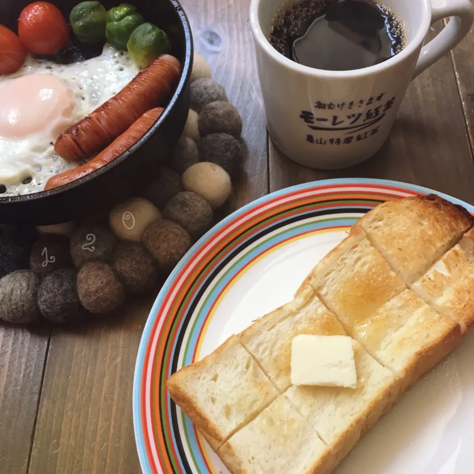 Snapdishの料理写真:玄米パンと焼きもの色々🍅🍳ʕ-̼͡-ʔ🍞☕️スキスキ☆スキレット120|七海さん