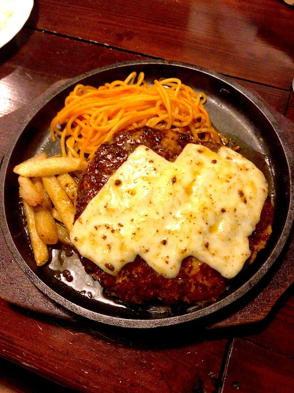 びっくりチーズハンバーグ🧀🍖|るみおんさん