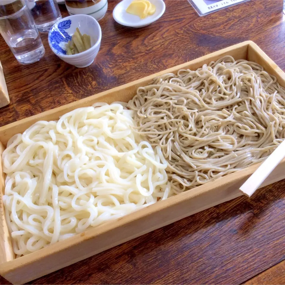 うどんと蕎麦の合い盛り
山形蔵王 きくち食堂|Takeshi  Nagakiさん