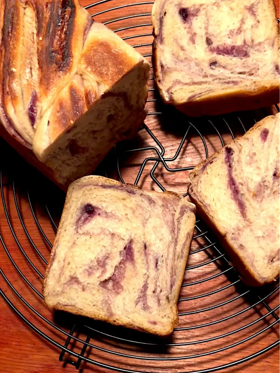 真希ちゃん👲💕のセミハード🍞生地で苺ミルクの折り込みパン🍓をブルーベリー🍇で👍😋✨|ボンバーさん