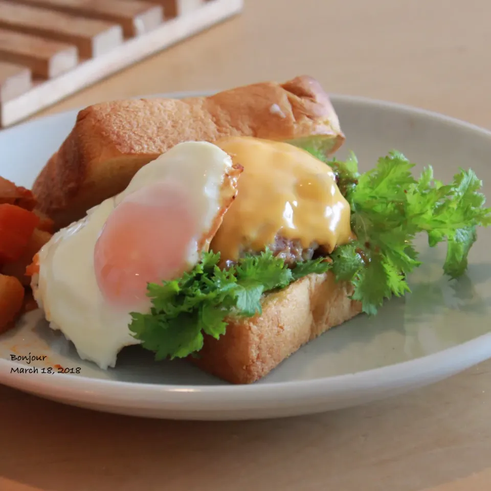 Snapdishの料理写真:チーズハンバーグの目玉焼きサンドウィッチ🥪🍳|yasuko murakamiさん