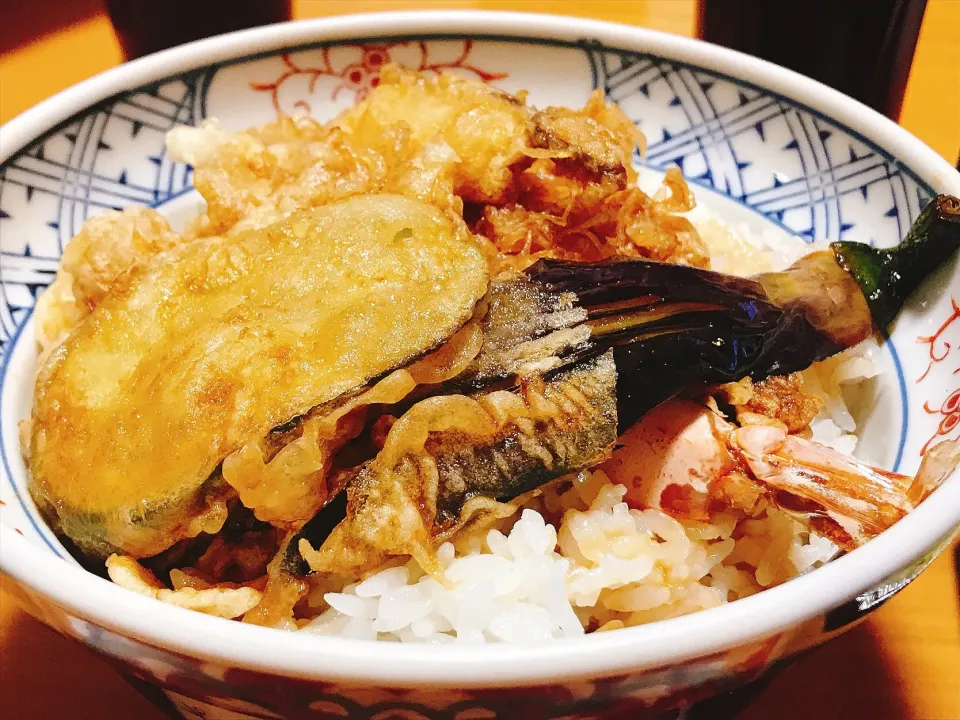 Snapdishの料理写真:今夜は店屋物😊🍺 野菜と海老の天丼美味しかったよ😊🍺|ジイジさん