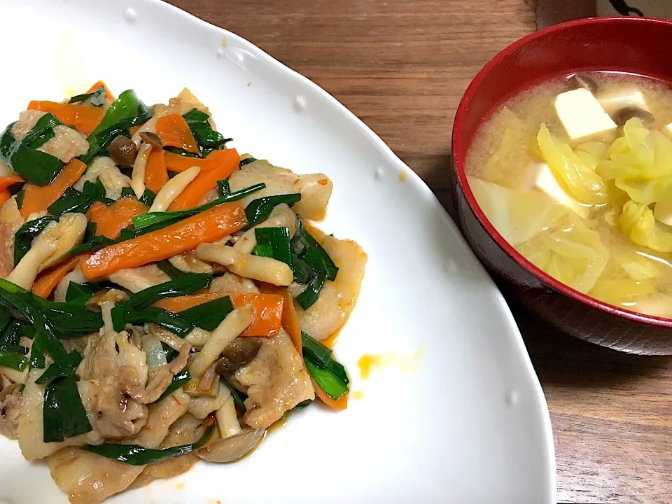 豚バラ肉とニラのピリ辛炒め&豆腐とキャベツのお味噌汁|♡あき♡さん