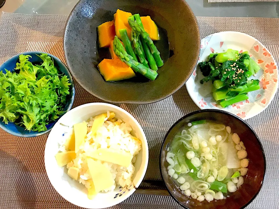 Snapdishの料理写真:今日の晩御飯
筍ご飯
大根と小松菜の味噌汁
カボチャとアスパラガスの炊き合わせ
なばなの辛子和え
わさび菜|Katsuya Kudoさん