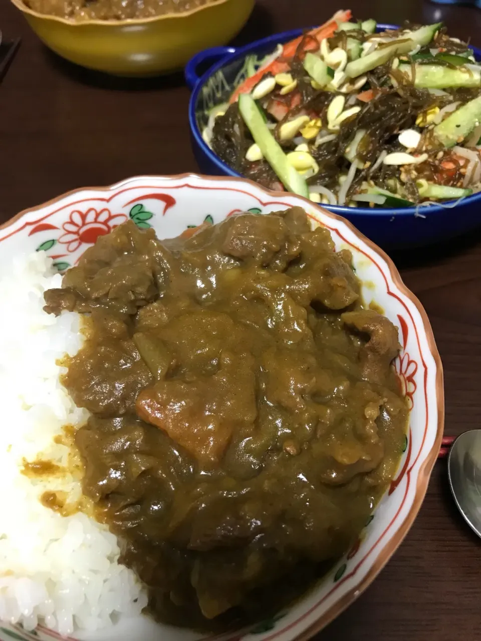 Snapdishの料理写真:3月18日晩ご飯。いただいたスジ肉で、数年ぶりのカレー🍛ともやしもずくサラダ。|あやさん