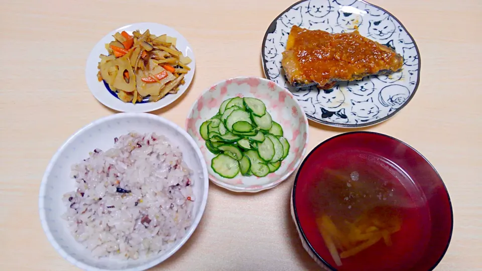 Snapdishの料理写真:２月２１日　鯖の味噌煮　きゅうりの酢の物　れんこんとごぼうのきんぴら　とろろ昆布と大根の皮のお吸い物|いもこ。さん