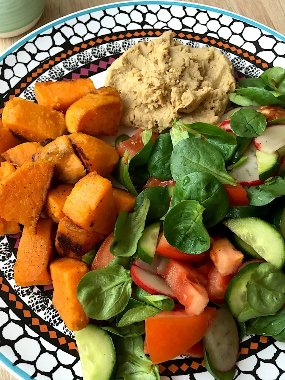 Snapdishの料理写真:Humus, pečené batáty a zeleninový salát
 #potatoes  #vegetables  #balsamic  #chickpeas #tahini|Lenka Posledníさん