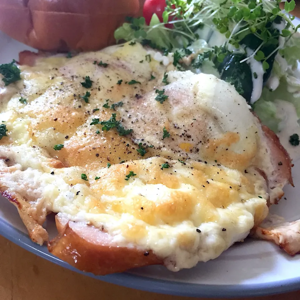 スモークチキンに玉子とチーズを乗せたグリル焼き|沖縄「ピロピロ」ライフさん