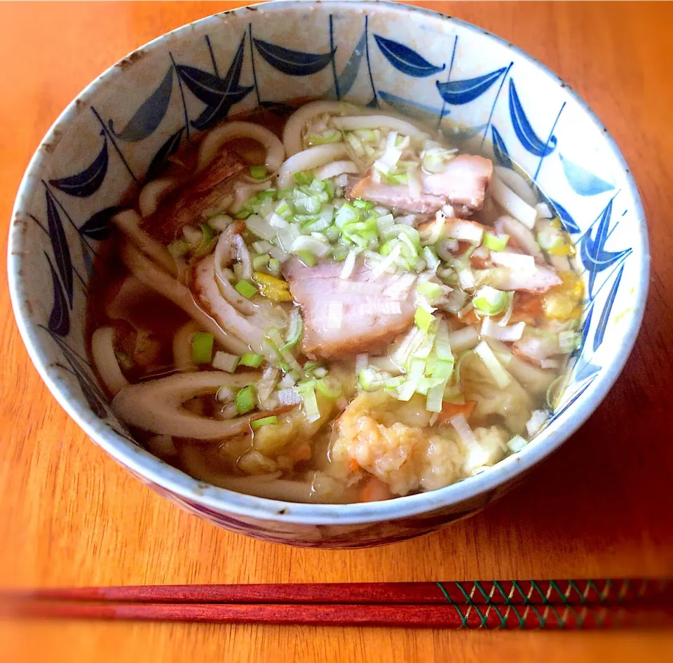 Snapdishの料理写真:豚角煮とかき揚げのうどん|Gigi Cafeさん