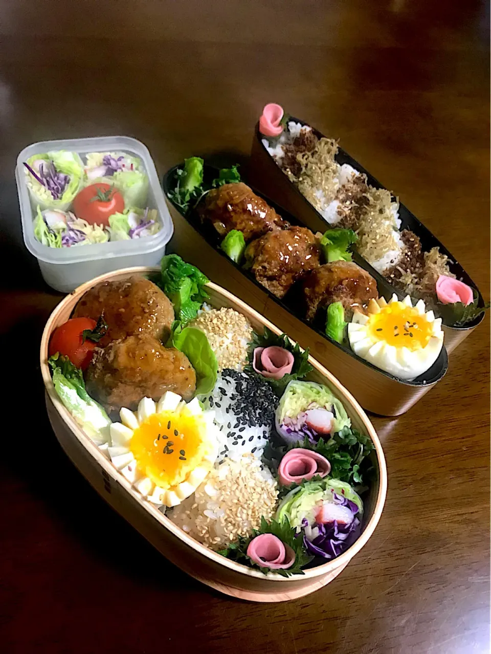 今日の2人のお弁当🍱定番のハンバーグとサラダ生春巻き
 #お花見弁当|とんちんさん