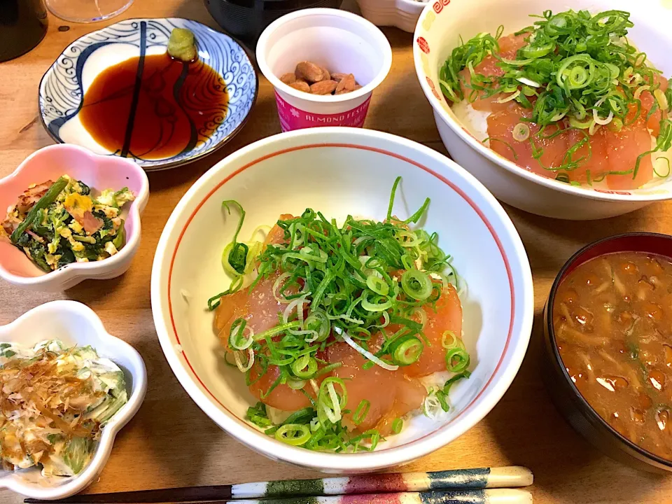 メバチマグロの漬け丼 なめこの味噌汁 オクラのマヨ和え ほうれん草と卵炒め|かおちゃんさん