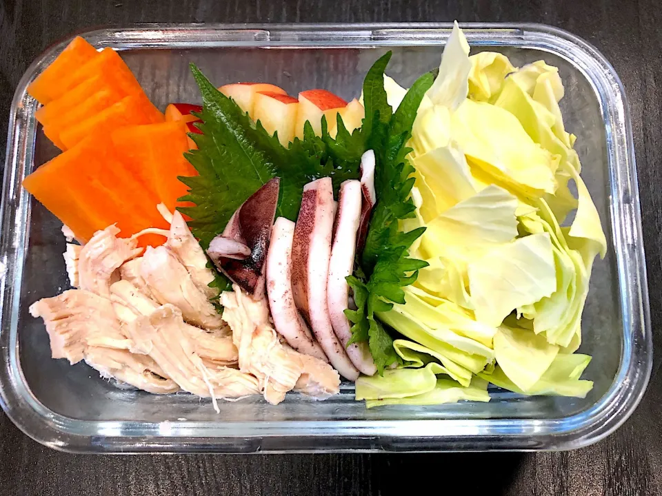 Snapdishの料理写真:今日のダイエット弁当(*^_^*)#キャベツ#イカ🦑#大葉#胸肉#🍎#人参|Hi-Niさん