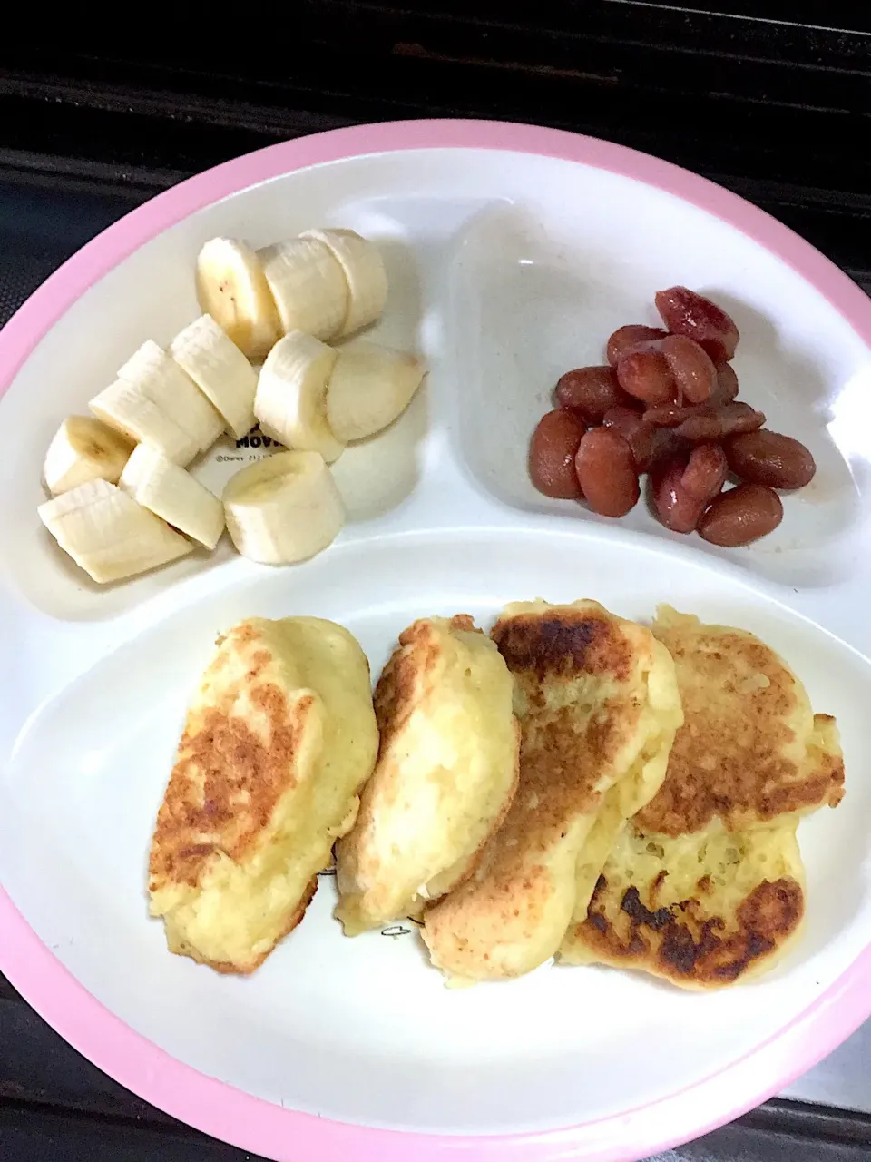 幼児食 昼
・豆腐パンケーキ
・金時豆
・バナナ|ぺろたんさん