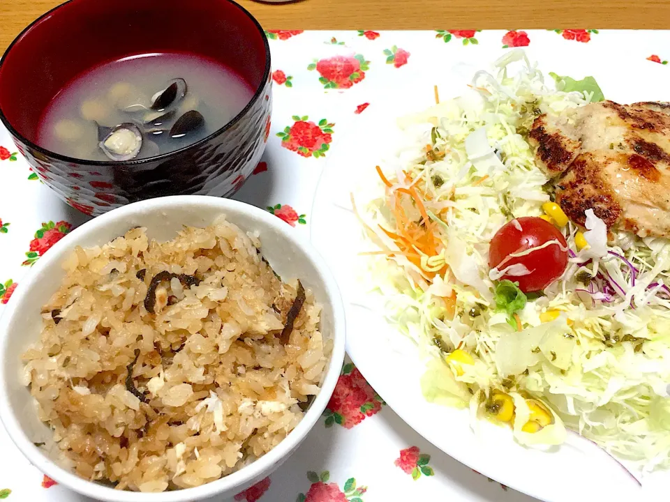 梅昆布と鯛の炊き込みご飯
しじみ汁
塩レモン鶏ムネ肉のカツレツ
12品目のサラダ🥗|yumyum😋さん