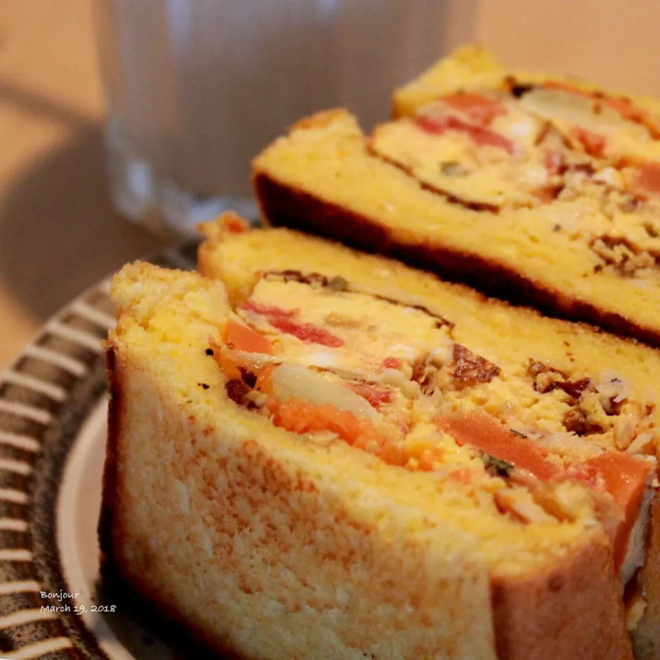 Snapdishの料理写真:スパニッシュオムレツと人参マリネのホットサンドイッチ🥪|yasuko murakamiさん