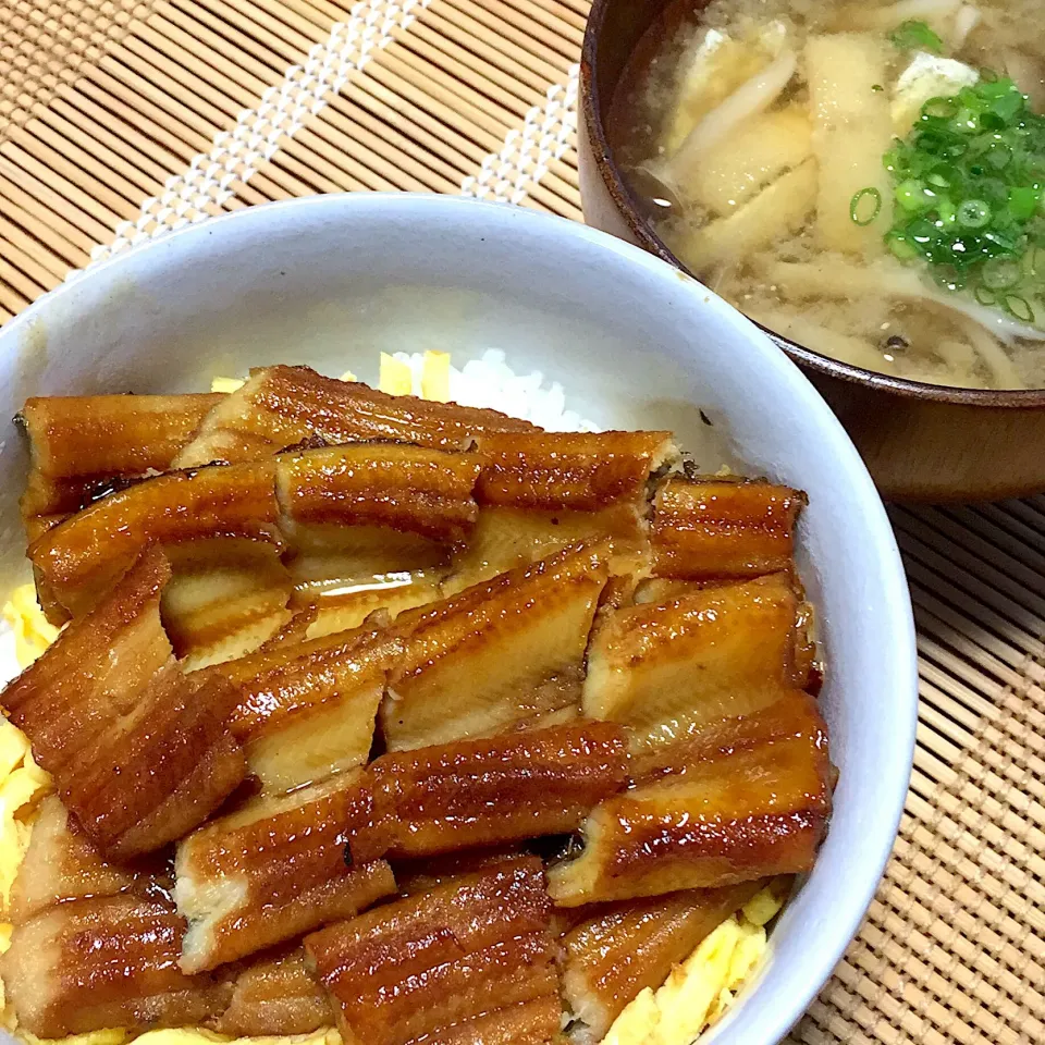 #どんぶり  穴子丼 きのこの味噌汁|もこうさぎさん