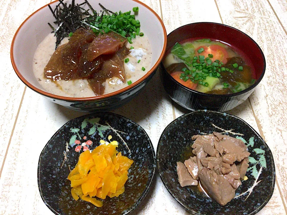 今日の夕飯🌸自然薯漬けマグロ丼♫白菜 菜花と生わかめとトマトの味噌汁♫おしんこ、小鉢(マグロの煮付け)♫|ひーちゃんさん