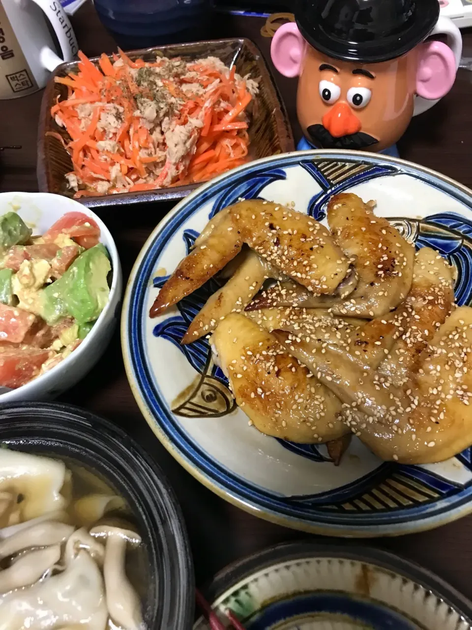 3月19日晩ご飯。手羽先焼き、人参ラペ、アボトマチーズ和え、ワンタンスープ、イカナゴの釘煮。|あやさん