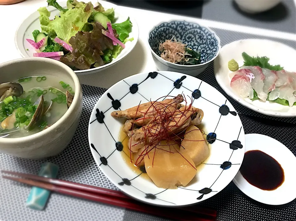 ばんごはん。鶏と大根の煮物、鯛のお刺身、サラダ、ほうれん草のお浸し。|yukiさん