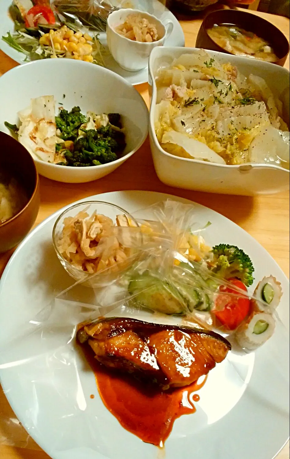 Snapdishの料理写真:鰤照り
白菜と豚の重ね蒸し
ブロッコリーのコリアンダー炒め
切り干し大根
サラダ
味噌汁|R-Kさん