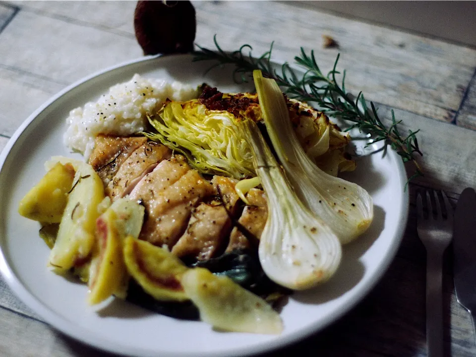 荒ぶる春キャベツと鶏もも肉のオーブン焼きみたいな。|AltTabさん