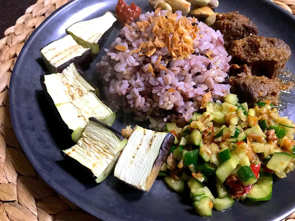 Red rice, rendang, spicy cucumber salad, grilled eggplant, pete|yeni kartikasariさん