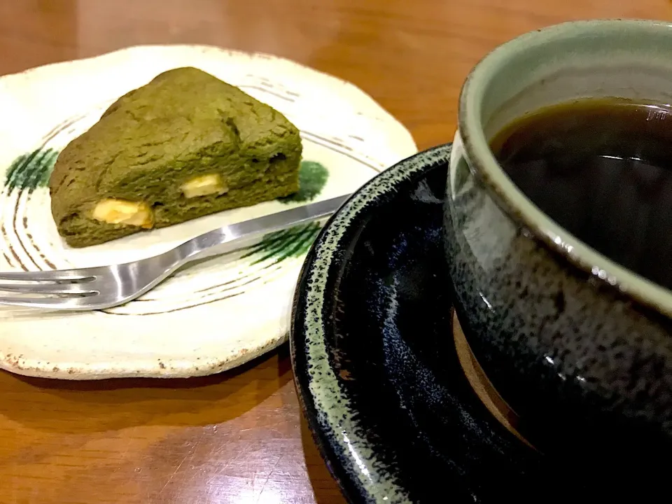 抹茶チョコスコーン🎵
ブラックコーヒー☕️と一緒に～！
久しぶりにお菓子作ったわ…笑|みほままこさん