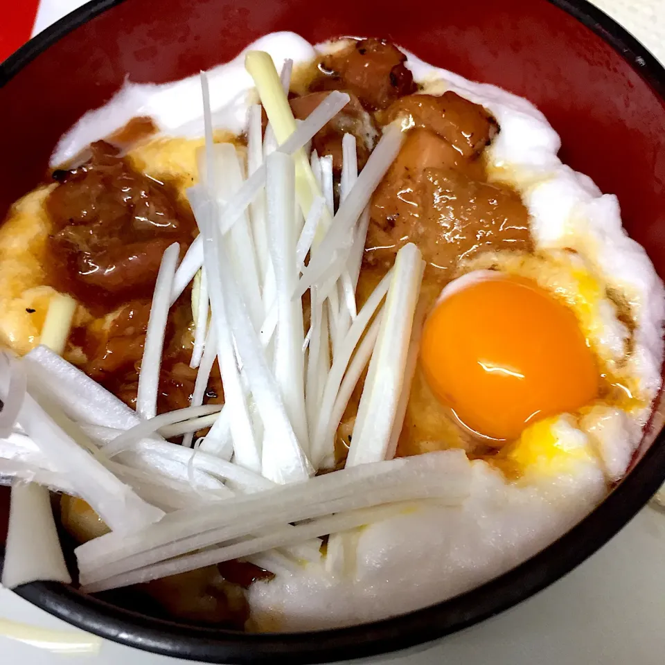 Snapdishの料理写真:焼き鳥缶詰と玉子の黄身とメレンゲの親子丼|Kunisanoさん