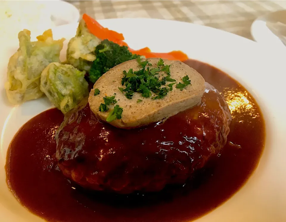 昼ごはん☀️☀️☀️ 鹿肉のハンバーグ レバー添え  デミグラスソース|ぽんたさん