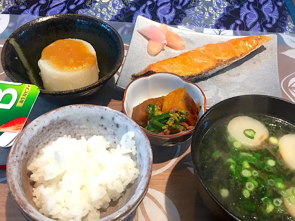 朝ごはん
塩シャケ、しょうが、かぼちゃの煮物、菜の花お浸し、ふろふき大根、大根と島のりと麩の味噌汁、白米、苺ヨーグルト|かよちゃんさん