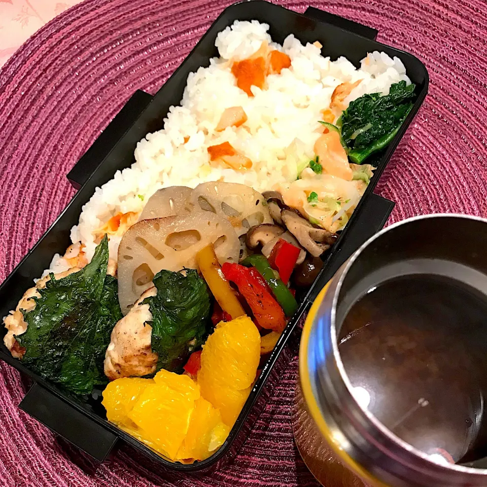 今日のお弁当🍱
紫蘇つくねハンバーグと焼き鮭まぶし弁当
今日も冷たい雨が続きそう☔️
足元が悪いなか
あたたかくして出かけてね
今日も気をつけて
いってらっしゃい👋😊|mokoさん