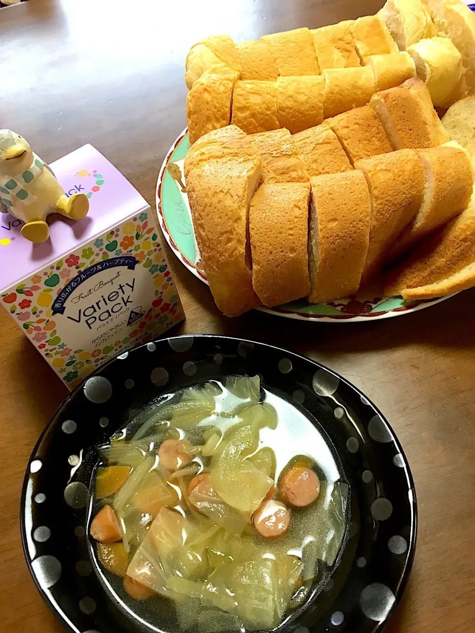 今日の朝食〜焼きたてパンとフルーツ＆ハーブティ✨|みきさん