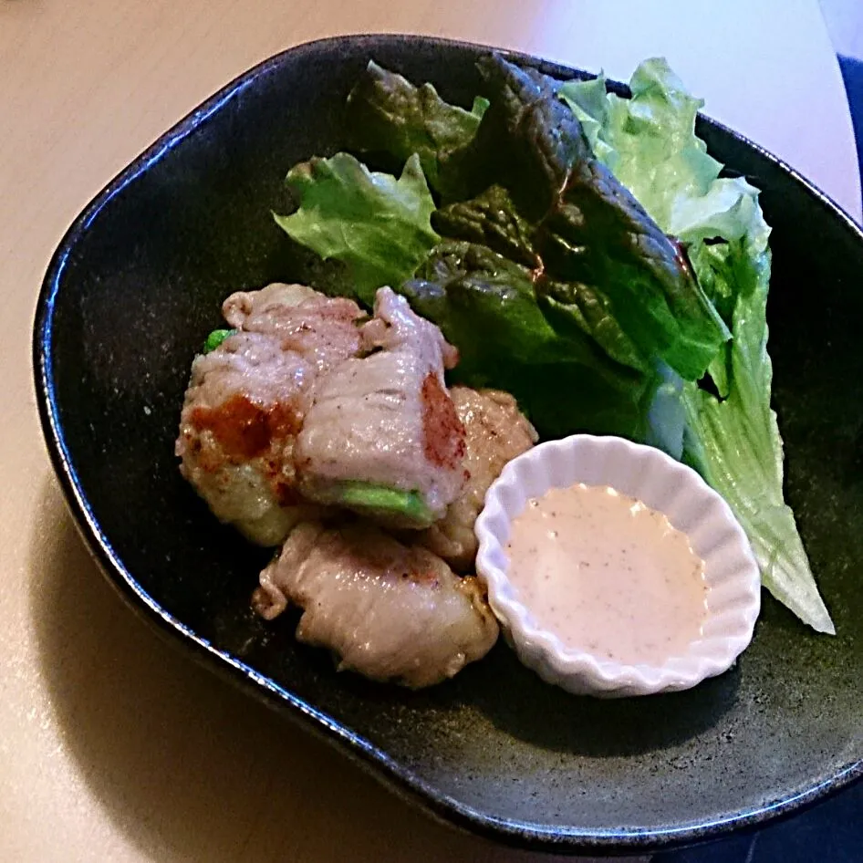 Snapdishの料理写真:豚バラ巻きつぼみ菜の白ワイン蒸し焼き＊辛子胡麻ダレで♪|mi_neneco♪さん