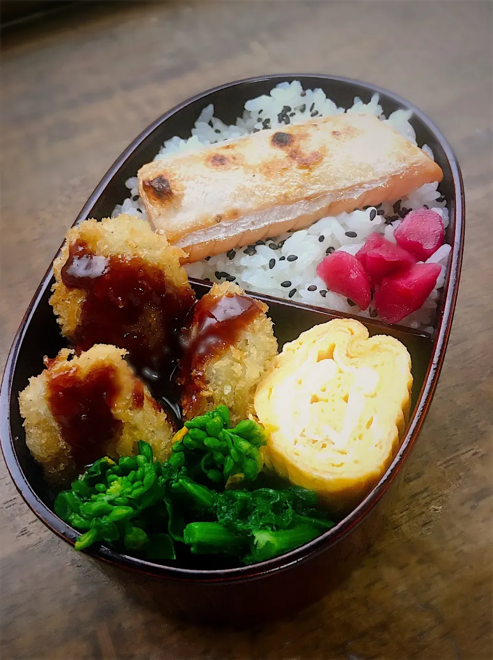 Snapdishの料理写真:今日のお弁当
・カキフライ
・出汁巻
・鮭ハラス焼
・菜の花のおひたし|akiさん