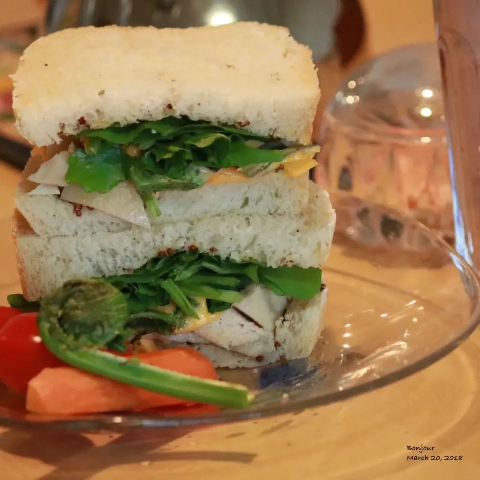 ロケットサラダとこごめとチキンのチーズサンドイッチ🥪|yasuko murakamiさん