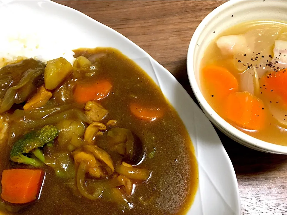 Snapdishの料理写真:野菜ゴロゴロチキンカレー&コンソメスープ|♡あき♡さん