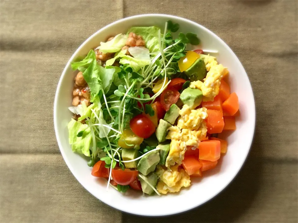 どこかのカフェで食べた丼の再現丼🍅🥕🥑|ぷっくりんこ💙さん