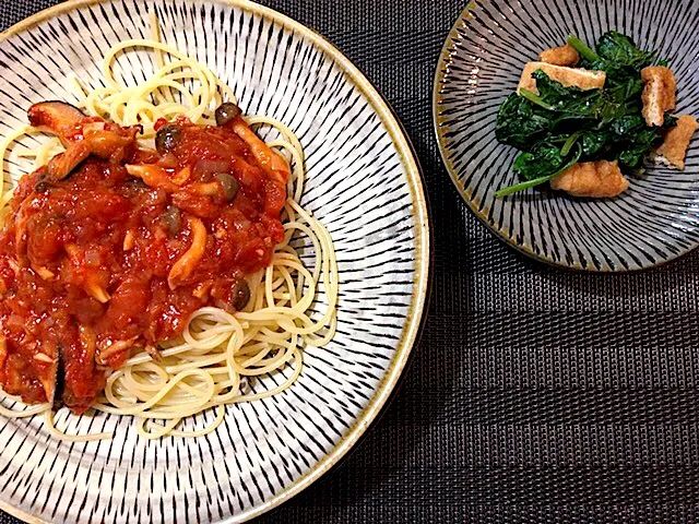 Snapdishの料理写真:Vegan dinner トマトときのこのパスタ ちぢみほうれん草と油揚げ炒め|aiさん