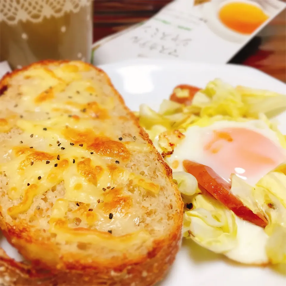 今日の朝食：グラハム入りパン（チーズトッピング）、目玉焼き|あーるさん