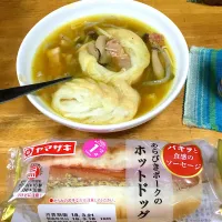昨日のタマネギスープにカレー粉と車麩投入、#ホットドッグ*\(^o^)/*