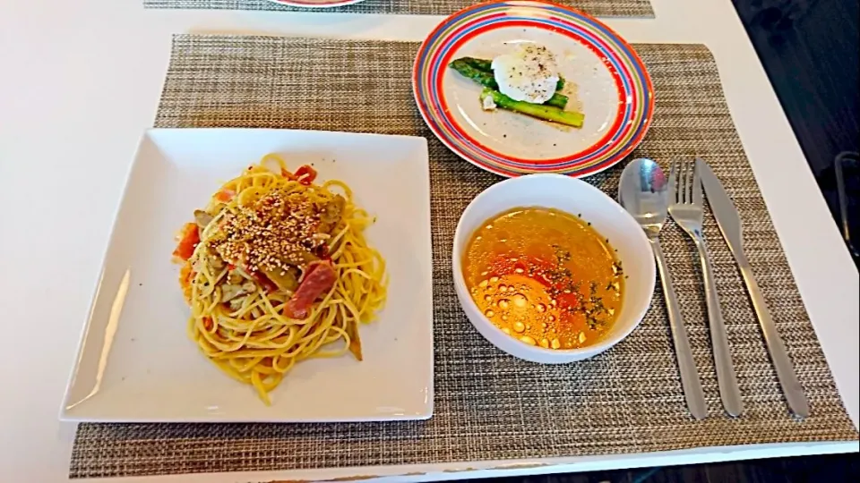 Snapdishの料理写真:今日の昼食 ごぼうとベーコンのパスタ、コンソメスープ、アスパラソテーの半熟卵のせ|pinknari🐰🌈さん