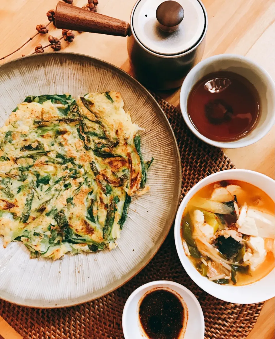 Snapdishの料理写真:イカ&ネギのチヂミと
             鯖缶のキムチチゲ🐟|yukikiさん